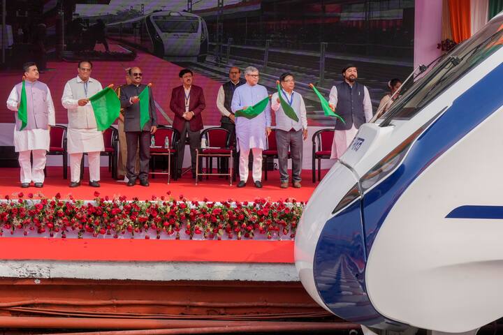 ট্রেনটির উদ্বোধন করতে কলকাতায় আসার কথা ছিল, প্রধানমন্ত্রীর। সেই উপলক্ষে সারা হয়ে গিয়েছিল প্রস্তুতি। কিন্তু এদিনই ভোরে প্রয়াত হন মোদির মা হীরাবেন। সেই কারণে বদলে যায় প্রধানমন্ত্রী সব কর্মসূচি। মায়ের শেষকৃত্য সম্পন্ন করে আমদাবাদ থেকে তিনি অনুষ্ঠানে উপস্থিত হন ভার্চুয়াল মাধ্যমে।