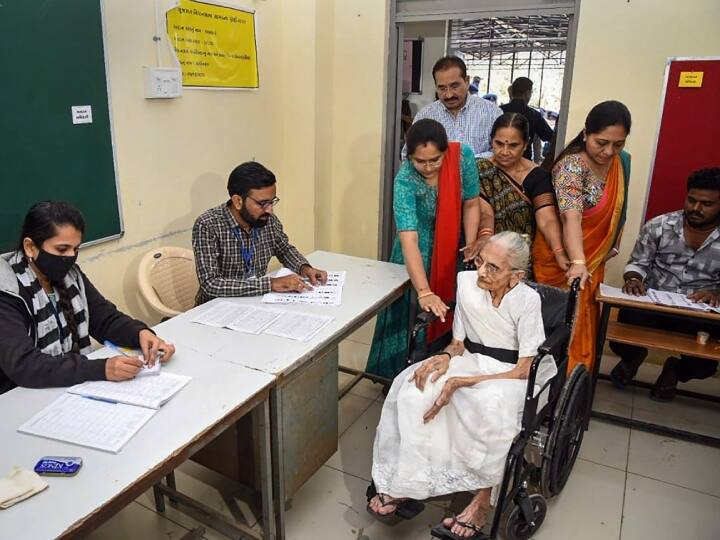 हीराबेन का जन्म 18 जून 1922 को गुजरात के मेहसाणा में हुआ था. उनका विवाह कम उम्र में दामोदरदास मूलचंद मोदी के साथ हुआ था, जो चाय विक्रेता थे. हीराबेन मोदी के 5 बेटे और 1 बेटी हुई. इनके नाम हैं- अमृत मोदी, पंकज मोदी, नरेंद्र मोदी, प्रह्लाद मोदी, सोमा मोदी और बेटी वसंतीबेन हसमुखलाल मोदी.