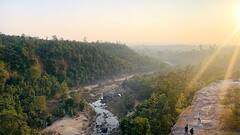 New Year 2023: सर्दियों में और भी खूबसूरत हुआ कुमेली वाटरफॉल, न्यू ईयर मनाने पहुंच रहे लोग, देखें तस्वीरें