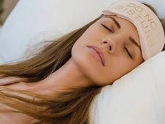 मोटी तकिया पर सिर रखकर सोने वाले हो जाएं सावधान, नहीं तो हो जाएंगे इन बीमारियों के शिकार