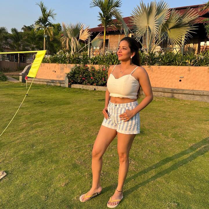 उन्होंने कैप्शन में लिखा, 'साल 2022 का आखिरी सनसेट. हर चीज के लिए शुक्रिया भगवान. हर उतार-चढ़ाव के साथ ये साल शानदार रहा. अब 2023 का इंतजार है'.