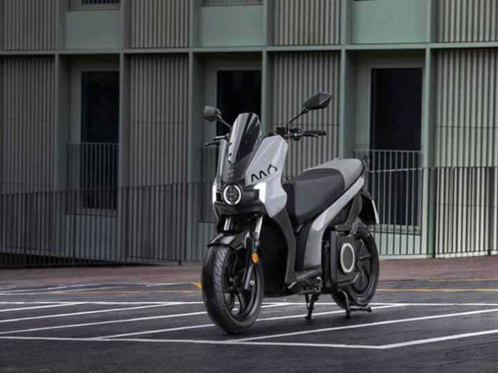 या इलेक्ट्रिक स्कूटरमध्ये 5.6 kWh ची बॅटरी आणि 7.3 kW ची इलेक्ट्रिक मोटर आहे.