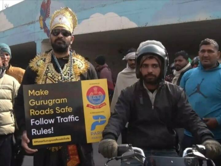 साइबर सिटी की सडक़ पर घूम रहा यमराज लोगों को सदेश देता नजर आ रहा है कि ट्रैफिक नियमों का पालन करो और यमराज से बचे रहो. देश मे सवार्धिक मौत सड़क दुर्घटनाओं में होती है. इसे रोकने के लिए साइबर सिटी की ट्रैफिक पुलिस ने एक अनूठी पहल की है. इस अभियान में यमराज की वेशभूषा पहने यमराज ने ड्रंक एंड ड्राइव मुहिम, सेफ्टी विद हेलमेट जैसे संदेश देकर लोगों को जागरूक किया.