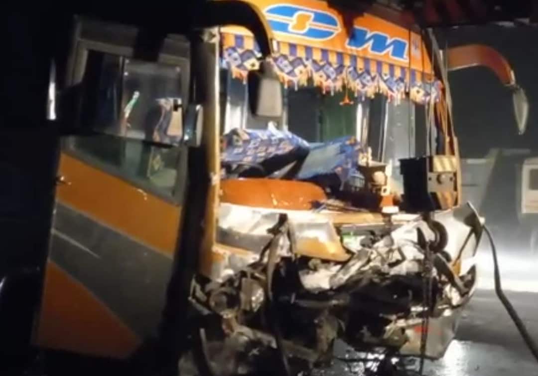 Accident: Car crossed devided and met with accidnet 9 died Accident: કાર બેકાબુ થઈ ડીવાઈડર વટાવી બસ સાથે અથડાઈ, 9 લોકોનાં મોત