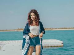 PHOTO: दुबईत दिसली अवनीत कौरची स्टायलिश स्टाईल, ओपन श्रगमध्ये दिल्या पोझ!