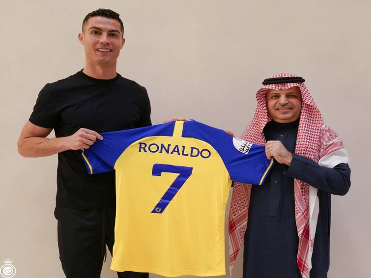 Cristiano Ronaldo joins Saudi Arabian club Al Nassr Rs 4,400 crore until 2025 Cristiano Ronaldo : சவுதி அரேபியாவிற்கு பறக்க இருக்கும் ரொனால்டோ.. ரூ.1,775 கோடிக்கு ஒப்பந்தம் செய்த கிளப் அணி!