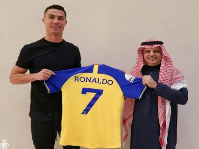 Cristiano Ronaldo joins Saudi Arabian club Al Nassr Rs 4,400 crore until 2025 Cristiano Ronaldo : சவுதி அரேபியாவிற்கு பறக்க இருக்கும் ரொனால்டோ.. ரூ.1,775 கோடிக்கு ஒப்பந்தம் செய்த கிளப் அணி!