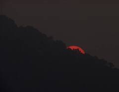 साल के आखिरी सूर्यास्त का नजारा देख ठहर गई निगाहें...क्या आपने देखी ये मनमोहक सूर्यास्त की तस्वीरें