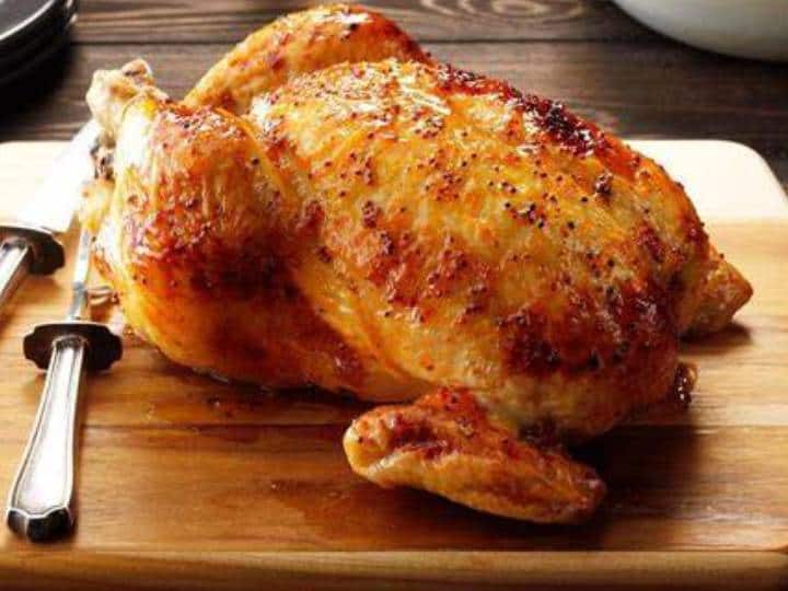 रोस्टेड चिकन रेसिपी है,आप अपनी पसंद के अनुसार मसाले और हर्ब्स डालकर इस चिकन रोस्ट को ट्वीक कर सकते हैं.