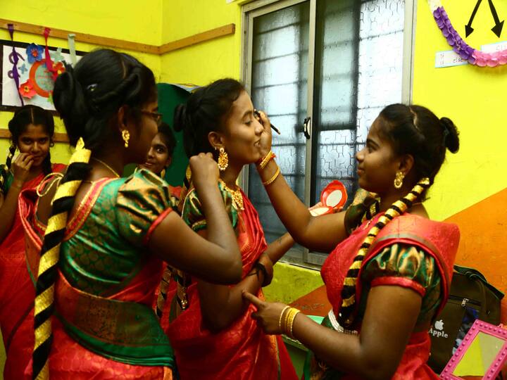 மாணவிகள் மற்றொரு மாணவிகளுக்கு மேக்கப் போட்டு விடுகின்றனர்
