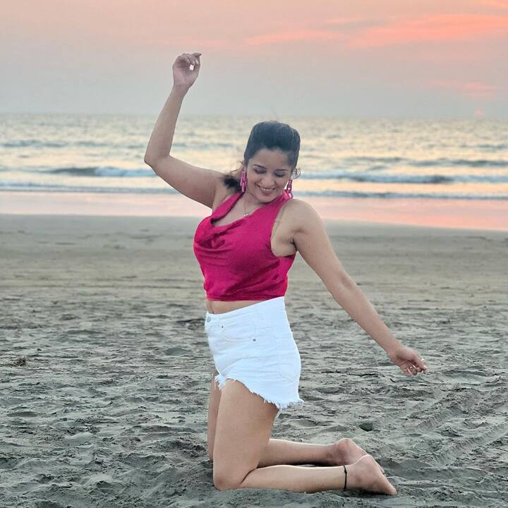 मोनालिसा की इन तस्वीरों को जमकर लाइक और शेयर किया जा रहा है. फैंस कमेंट सेक्शन में उनकी खूब तारीफ कर रहे हैं.