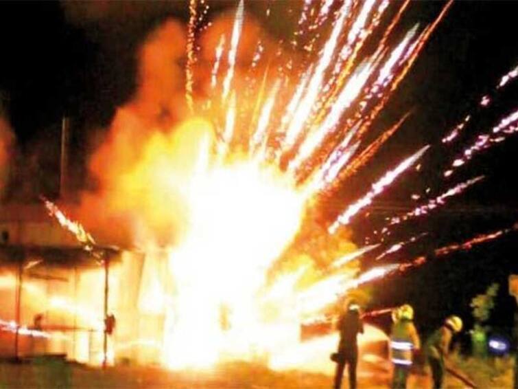 Namakkal district: Moganur Metutheru 2 people died when firecrackers exploded in a house Accident : வீட்டிலிருந்த பட்டாசு வெடித்து சிதறல்.. வீட்டின் உரிமையாளர் உள்பட 3 பேர் உயிரிழப்பு, 4 பேர் படுகாயம்..!