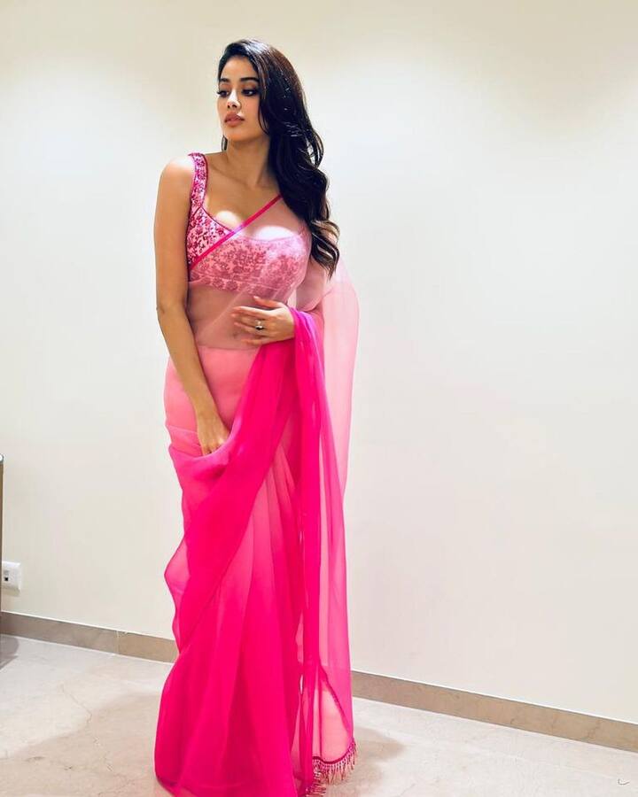जान्हवी कपूर नुकतीच अंबानी कुटुंबाच्या फंक्शनमध्ये दिसली. यावेळी जान्हवी कपूरने प्लेन पिंक कलरची साडी परिधान केली होती. गुलाबी रंगाच्या साडीसोबत मॅचिंग कलरचा हेवी वर्क स्लीव्हलेस ब्लाऊज घातला होता.(फोटो सौजन्य :janhvikapoor/इंस्टाग्राम)