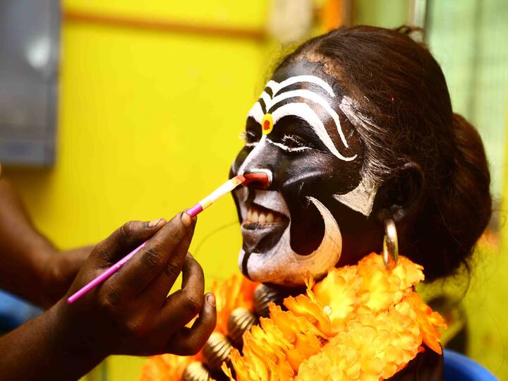 நடனத்திற்கு முன்பு தயாராகும் மாணவர்கள்