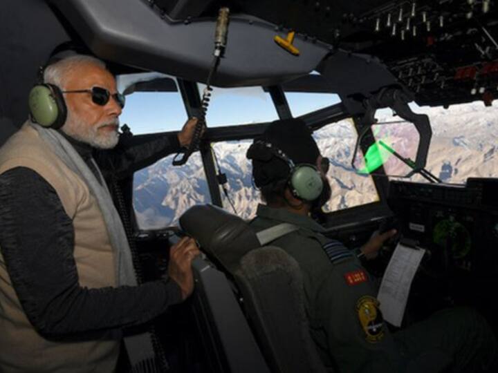 पीएम नरेंद्र मोदी का कारगिल दौरा. इस दौरान उन्होंने हैलिकॉप्टर में सवार होकर हवाई दौरा भी किया था.