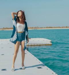 PHOTO: दुबईत दिसली अवनीत कौरची स्टायलिश स्टाईल, ओपन श्रगमध्ये दिल्या पोझ!