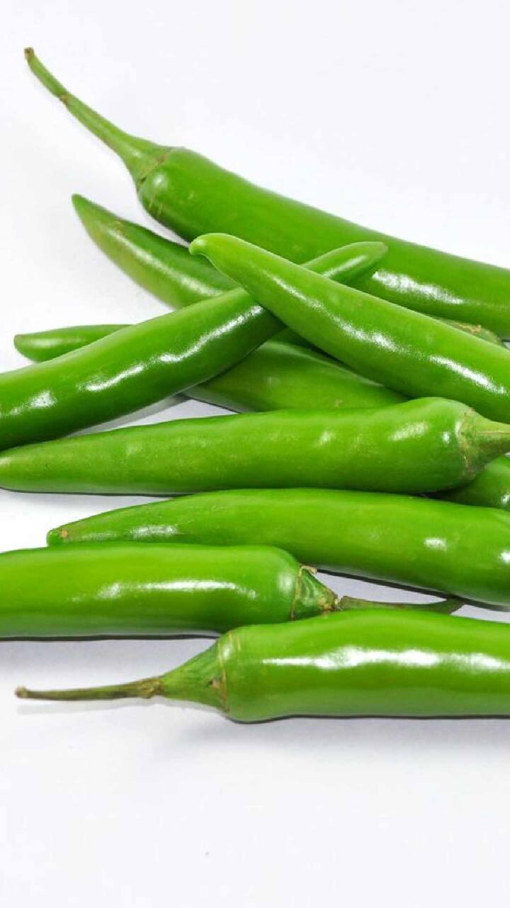 Green Chilly Benefits : हिरव्या मिरचीमध्ये व्हिटॅमिन ए, व्हिटॅमिन सी आणि व्हिटॅमिन बी 6 असते.