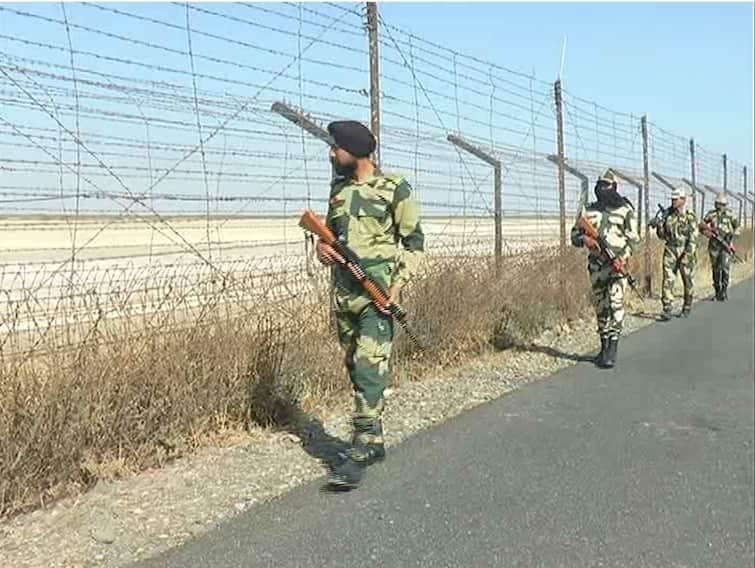BSF jawan provides security on India-Pakistan international border BANASKANTHA: ભારત- પાકિસ્તાન આંતરરાષ્ટ્રીય બોર્ડર પર ઝીરો ડિગ્રી તાપમાનમાં દેશની સુરક્ષા કરી રહ્યા છે BSF જવાનો
