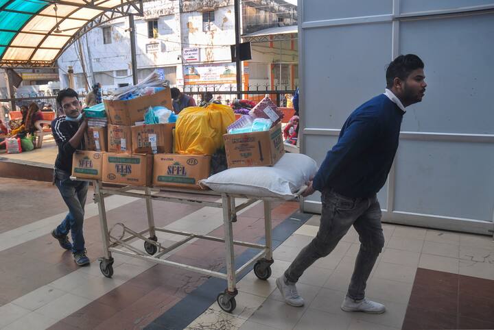 भारतात येणाऱ्या सर्व प्रवाशांपैकी दोन टक्के प्रवाशांची रँडम कोविड चाचणी केली जात आहे. यासाठी केंद्रीय आरोग्य मंत्रालयाने याआधीच कोरोनाच्या पार्श्वभूमीवर नवीन मार्गदर्शक तत्त्वे जारी केली आहेत.