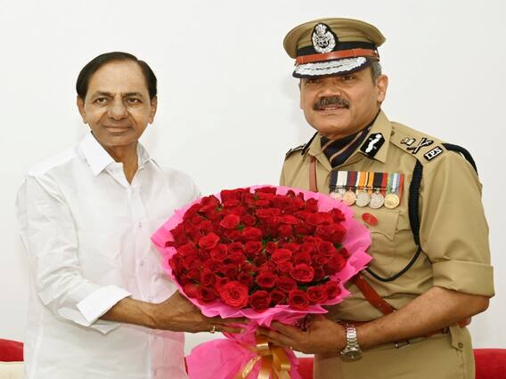In Pics : సీఎం కేసీఆర్ ను మర్యాదపూర్వకంగా కలిసిన నూతన డీజీపీ అంజనీ కుమార్ In Pics : సీఎం కేసీఆర్ ను మర్యాదపూర్వకంగా కలిసిన నూతన డీజీపీ అంజనీ కుమార్