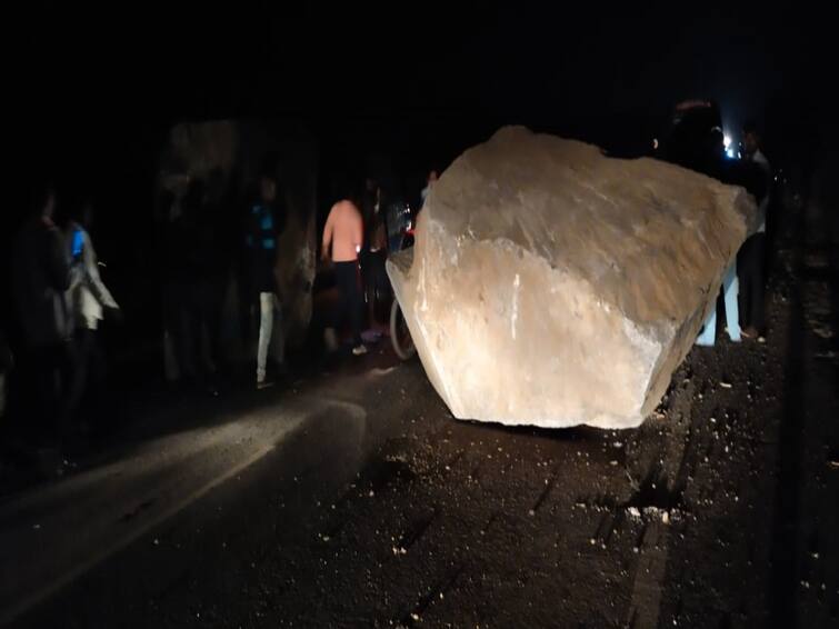 Mahabubabad accident granite load overturned on Auto light died DNN Mahabubabad Accident : మహబూబాబాద్ జిల్లాలో ఘోర ప్రమాదం, ఆటోపై గ్రానైట్ రాయి పడి 4గురు మృతి!