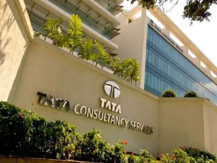 TCS announces massive salary hike know truth of this claim TCS Salary Hike: नए साल में TCS ने अपने कर्मचारियों को दिया सैलरी हाइक का तोहफा, बढ़ेगा 70% तक वेतन!