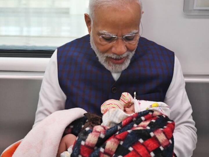 ये तस्वीर नागपुर मेट्रो के उद्घाटन की है, जहां उन्होंने मेट्रो में सफर के दौरान एक नवजात शिशु को अपनी गोद में उठाया हुआ है.