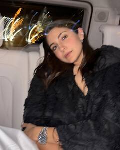 Anushka Sharma Photos:साल के आखिरी दिन अनुष्का शर्मा ने दिखाया ग्लैमरस अवतार, ब्लैक लुक में दुबई से शेयर की खूबसूरत तस्वीरें