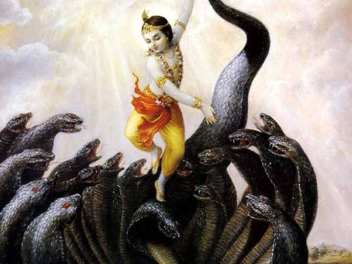 ॐ स्रां स्रीं स्रौं सः केतवे नमः - केतु के इस बीज मंत्र का रोजाना जाप करें. इससे केतु के अशुभ प्रभाव से छुटकारा मिलेगा. साथ ही नए साल में कालिया नाग पर कृष्ण के नृत्य करती तस्वीर के सामने 'ॐ नमो : भगवते वासुदेवाय नमः मंत्र का जाप करें.
