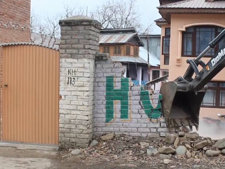 jammu and kashmir aministration demolishes property of hizbul mujahideen terrorist commander amir khan Jammu & Kashmir: ਅਨੰਤਨਾਗ 'ਚ ਅੱਤਵਾਦ ਖਿਲਾਫ ਵੱਡੀ ਕਾਰਵਾਈ, ਹਿਜ਼ਬੁਲ ਮੁਜਾਹਿਦੀਨ ਦੇ ਕਮਾਂਡਰ ਦੇ ਘਰ 'ਤੇ ਚੱਲਿਆ ਬੁਲਡੋਜ਼ਰ