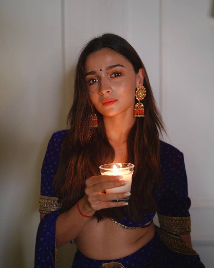 अभिनेत्री तिच्या चाहत्यांशी कनेक्ट राहण्यासाठी इंस्टाग्रामवर देखील सक्रिय झाली आहे. यावेळी आलियाने तिचे स्टायलिश लूक दर्शवणारे काही फोटो शेअर केले आहेत. (फोटो सौजन्य :aliaabhatt/इंस्टाग्राम)