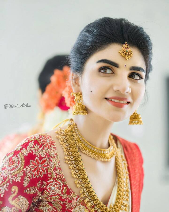తాజాగా ఈ అమ్మడు పెళ్లి కూతురిలా ముస్తాబై ఫోటోస్ దిగింది. Image Credit: Varsha/ Instagram