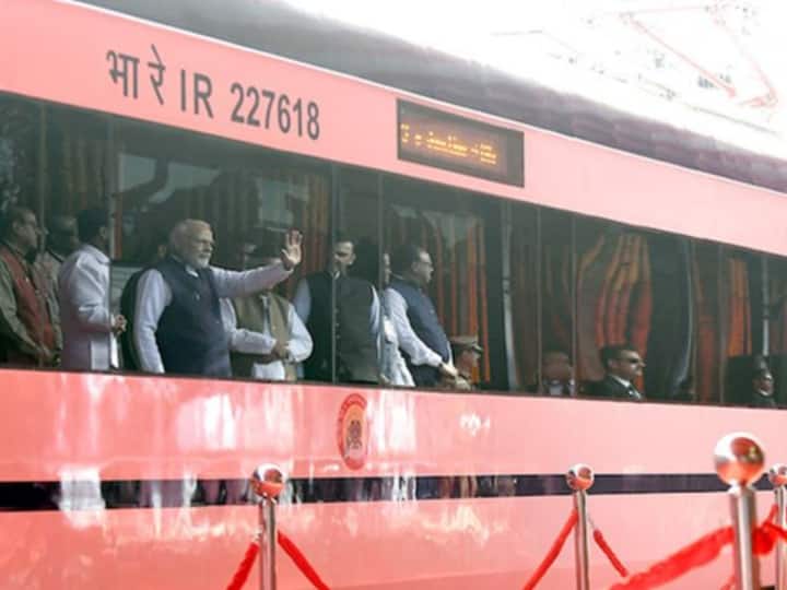 भारतीय रेलवे को फास्ट ट्रैक पर लाने के तहत पीएम नरेंद्र मोदी ने वंदे भारत एक्सप्रेस ट्रेन को हरी झंडी दिखाई.