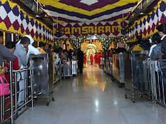 Shirdi Sai Temple : नववर्षाच्या स्वागतासाठी साईनगरी सजली, शिर्डीत साईभक्तांची अलोट गर्दी