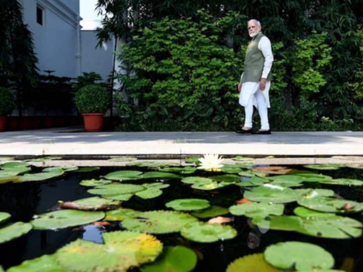 ये तस्वीर पीएम मोदी के आवास की है, जहां पर वो लोटस पॉन्ड के पास टहल रहे हैं.