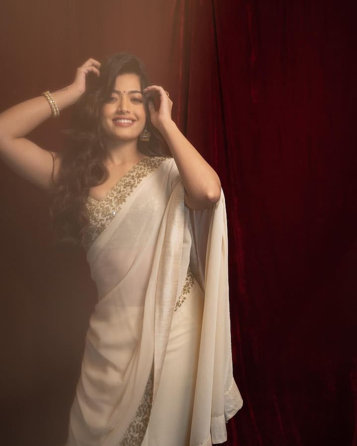 रश्मिकाने प्रचंड कष्टाच्या जोरावर हे यश मिळवले आहे. भारतासह जगभरात रश्मिकाचे लाखो चाहते आहेत. जाज आपण तिच्या यशाची कहाणी जाणून घेणार आहोत. विशेष म्हणजे तिला चित्रपट क्षेत्रातच यायचे नव्हते. परंतु, एक टर्निंग प्वाईंट मिळाला आणि तिचं सगळ आयुष्यच बदललं.