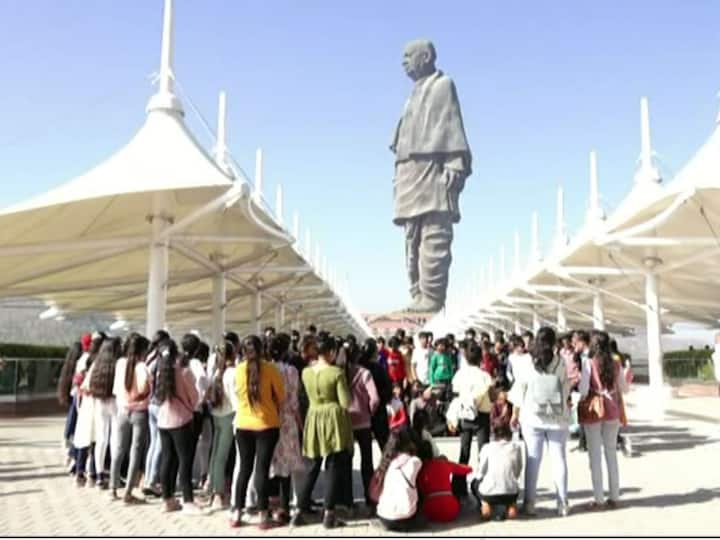 Tourists throng the Statue of Unity to celebrate 31 December Statue of Unity: 31 ડિસેમ્બરની ઉજવણી માટે સ્ટેચ્યુ ઓફ યુનિટી ખાતે માનવ મહેરામણ ઉમટી પડ્યું