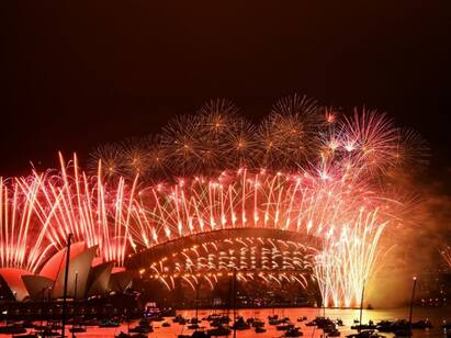 Happy New Year 2023 Celebration Photos Videos Fireworks New Zealand New Year 2023 New Zealand:  உலகின் முதல் நாடாக நியூசிலாந்தில் பிறந்தது புத்தாண்டு..! ஆடிப்பாடி வரவேற்ற மக்கள்...!