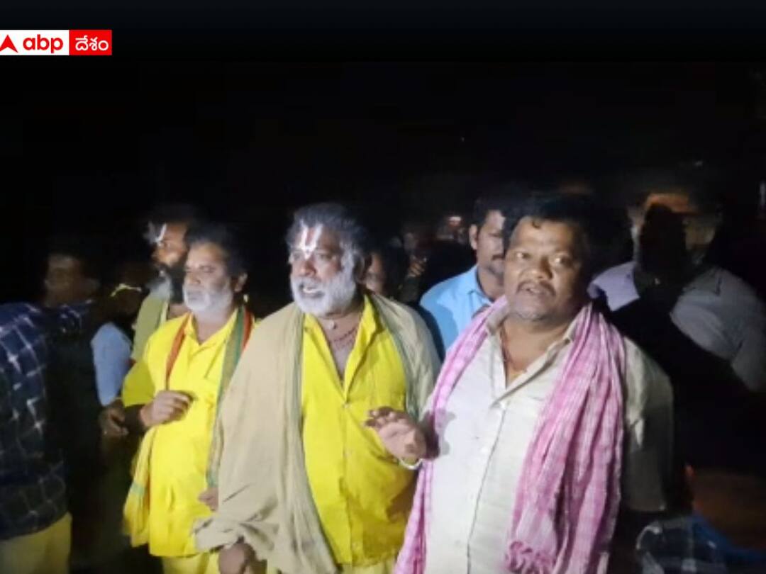 Tirumala Updates: Huge Crowd of Devotees at Tirumala for Vaikunta Dwara Darshan Tickets DNN Tirumala Updates: శ్రీవారి భక్తుల మధ్య స్వల్పంగా తోపులాట, అలిపిరి భూదేవి కాంప్లెక్స్ వద్ద టోకెన్ల కోసం !