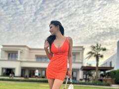 PHOTO: मौनी रॉयने शेअर केला किलर लूक, शॉर्ट ड्रेसमध्ये दाखवला ग्लॅमरस अवतार!