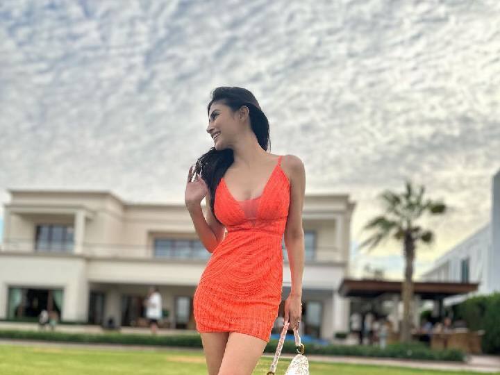 अनेकवेळा या अभिनेत्रीने इंटरनेटचे तापमान वाढवले ​​आहे. हे फोटो पाहिल्यानंतर तुम्हाला आपोआपच समजेल की मौनी किती बोल्ड आहे.