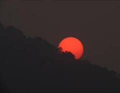 साल के आखिरी सूर्यास्त का नजारा देख ठहर गई निगाहें...क्या आपने देखी ये मनमोहक सूर्यास्त की तस्वीरें