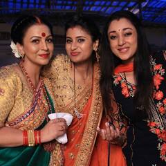 Akshara Singh Mother: जालिम सास बन बहुओं पर जुल्म करती हैं अक्षरा सिंह की मां, पर्दे पर निभाती हैं खूंखार सासू मां का किरदार