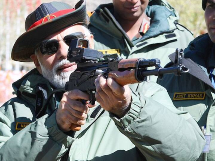 ये तस्वीर पीएम मोदी के कारगिल दौरे की है जब वो दीवाली पर जवानों के साथ थे.