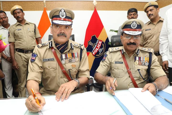 తెలంగాణ నూతన డీజీపీగా అంజనీ కుమార్ బాధ్యతలు స్వీకరించారు.