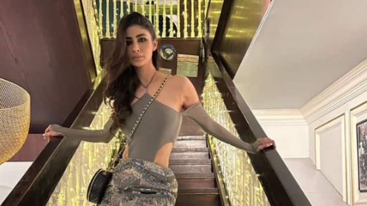 উঠে এসেছে দুবাইয়ের চোখধাঁধানোর হোটেলের ছবিও। সেখানে অবশ্য সম্পূর্ণ অন্য মেজাজে দেখা গিয়েছে বঙ্গতনয়াকে।