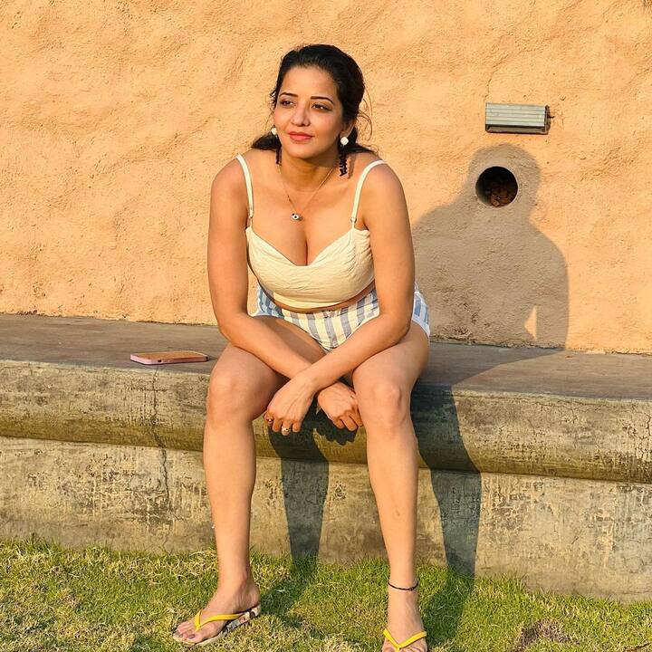 मोनालिसा ने स्लीपर्स के सााथ कैजुअल लुक किया है जिसमें वह हॉट के साथ बड़ी क्यूट लग रही हैं.