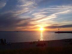 साल के आखिरी सूर्यास्त का नजारा देख ठहर गई निगाहें...क्या आपने देखी ये मनमोहक सूर्यास्त की तस्वीरें