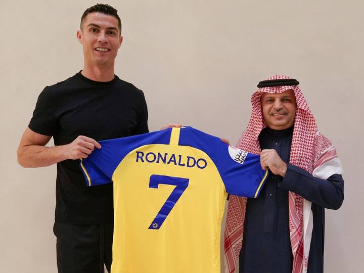 Cristiano Ronaldo Signs For Saudi Arabian Club Al Nassr In Deal Worth 'More Than 200m Euros' Cristiano Ronaldo: ख्रिस्तियानो रोनाल्डोचा फुटबॉल क्लब अल नासरशी विक्रमी करार; आकडा पाहून व्हाल थक्क!