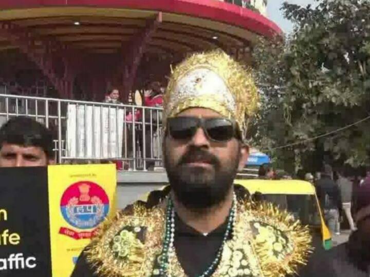 नए साल के आगमन की पूर्व संध्या पर गुरुग्राम की सड़कों पर लोगों के बीच यमराज दिख रहे हैं, जो लोगों की यमपुरी की टिकट काट कर उन्हें चेतावनी दे रहे हैं. साथ ही समझा भी रहे हैं कि वो उनकी 'जान लेने नहीं, बल्कि बचाने आए हैं' जी हां! गुरुग्राम की सड़कों पर ऐसा नजारा दिख रहा है, कौतूहल वश लोग रुक कर उनकी बातें भी सुन रहे हैं.